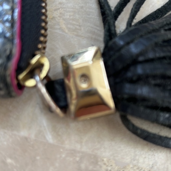 💚Stella & Dot Grey Snakeskin Zip Wallet w Tassel - Picture 8 of 8